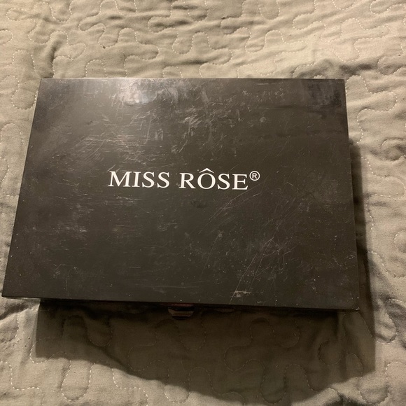 Miss rose make up palette. - Picture 2 of 4
